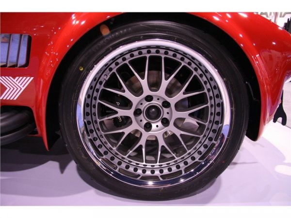 В интериора, впечатление прави скоростомерът, чието последно разделение бележи 180 мили в час (290км/ч)