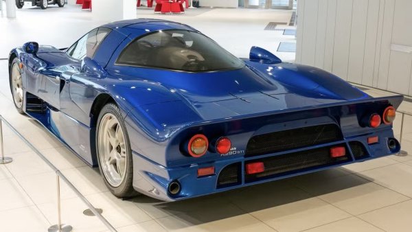 През 1998 Nissan построи автомобил R390 GT1, одобрен за движение по пътищата, като част от програма за прототипи. Очевидно никога не е било предназначено да се продава на обществеността, въпреки че се твърди, че Nissan е предлагал да произвежда автомобили за клиенти за 1 милион долара... малко състояние по онова време. 
