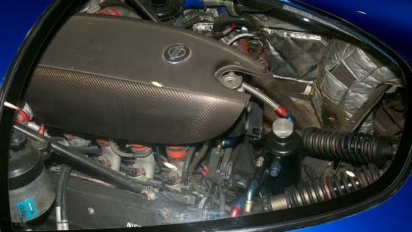 3,5-литровият V8 двигател с два турбокомпресора развива 640 конски сили при 6800 об/мин в състезателния автомобил, но двигателят е бил разстроен в одобрената за движение по пътищата версия, осигурявайки 550 к.с. Разполага с шестстепенна секвенциална скоростна кутия, която предава мощността към задните колела. 

R390 GT1 се предлага с пълноценно състезателно окачване и спирачна система. Максималната му скорост е 355 км/ч, като са произведени само два автомобила.