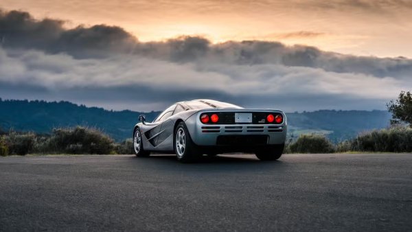 McLaren F1 на бившия дизайнер на Формула 1 Гордън Мъри се смята за една от най-великите коли, правени някога. След като се вдъхновява от NSX на Honda, Мъри настоява да поеме по пътя на атмосферния двигател с уникална централна позиция на шофиране, който да задвижва творението му. BMW M участва с това, което със сигурност е един от най-великите двигатели, правени някога - V12, със златно фолио в двигателния отсек. То действа като топлинен щит, а мощността от 618 к.с. се предава на задните колела чрез шестстепенна ръчна скоростна кутия. Колата тежи само 1133 кг а производителността е изумителна.