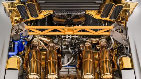 Максималната скорост на McLaren F1 е ограничена до около 355 км/ч, благодарение на ограничител на оборотите. Но през 1998 г. McLaren повишава лимита на оборотите на един от своите автомобили до 8300 об/мин, което позволи на колата да достигне истинските 386 км/ч.
