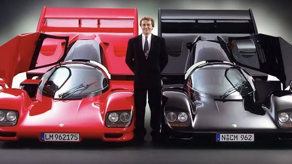 През 1991 собственикът на германския състезателен отбор Йохен Дауер решава да превърне известния състезателен автомобил за издръжливост Porsche 962 в автомобил, разрешен за движение по пътищата. Колата е базирана на спецификацията на Porsche 962 Le Mans, с 3,0-литров, шестцилиндров двигател с двойно турбо, произвеждащ 730 к.с. при 7500 об/мин. Мощността се предава на задните колела чрез петстепенната секвенциална скоростна кутия на състезателния автомобил. 