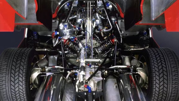 Помощни средства за шофиране? Диференциал с ограничено приплъзване. Дауер се обръща към стилиста Ахим Щорц, за да създаде каросерия по поръчка, изработена от въглеродни влакна и кевлар. Две години по-късно, Dauer Porsche Le Mans дебютира. Със състезателното си окачване и спирачки, както и със специални гуми Michelin, разработени да се справят със скоростта на Dauer, колата регистрира скорост от 408 км/ч. 

Първоначално Dauer планира да произведе до 50 автомобила, но са произведени само 13 (както в пътна, така и в състезателна версия). През 1994 състезателната версия на Dauer Porsche печели общото състезание „24 часа на Льо Ман“.