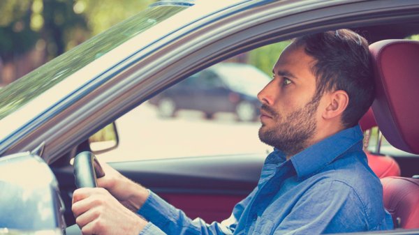 Начинаещите постоянно вкарват в главите сценарий на катастрофи, тъй като са притеснени. Статистика от 2021 г. показава, че шофьорите с по-малко от 5 години стаж са отговорни за почти същия брой инциденти, за които и водачи със стаж от 5 до 15 години. Понякога катастрофи се случват на опитни шофьори, тъй като те са по-уверени в своите възможности и това сериозно намалява концентрацията им.