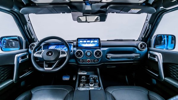 K2 има традиционен 2,0-литров дизелов двигател със 162 к.с. и 400 Нм въртящ момент, без следа от електрификация и съчетан с осемстепенна автоматична скоростна кутия. Има, разбира се, свързано задвижване на четирите колела, което е призовано да се намеси в най-трудните ситуации. Ценовата листа започва от 54 500 евро на италианския пазар.
