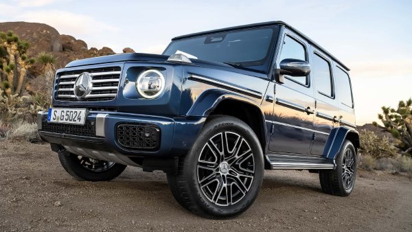 Мит, който остава верен на оригиналния модел от 1979 г. Подобно на Wrangler, той винаги е поддържал същия външен вид, с вече емблематични детайли като предните мигачи над калниците.

Mercedes-Benz G-Class (G означава Gelandewagen, &bdquo;всъдеходен&ldquo; на немски) съчетава класическото премиум съдържание на немската марка с удивителни офроуд възможности и компактни размери: 4,6 метра дължина.
