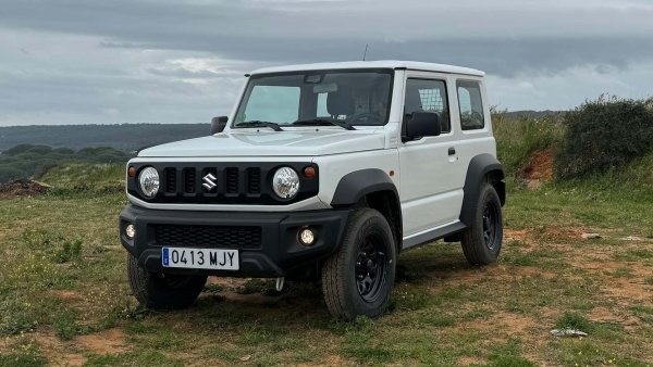 За 24 00 евро това е един от най-евтинитите SUV на европейските пазари. Малкият японец има редуктор и свързано задвижване на всички колела, както и две твърди оси и рециркулиращо сферично управление. Благодарение на системата LSD Traction Control, когато две от разположените на диагонал колела загубят сцепление, въртящият момент се разпределя към другите две.
