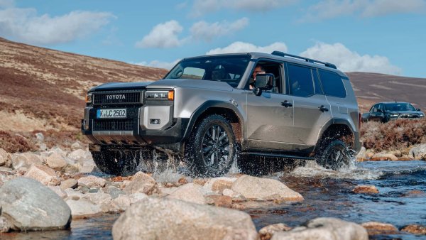 Последна в списъка, но само по азбучен ред, е Toyota Land Cruiser - друга истинска икона, родена през 1951 г. За повече от 70 тя си спечели милиони почитатели по цял свят, като подобно на останалите модели, има форми, проектирани да бъдат възможно най-ефективни извън асфалта.