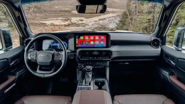 С дължина от 4,92 метра, Land Cruiser не се отказва от удобния и високотехнологичен интериор. Въпреки че Toyota е тясно свързана с хибридните двигатели, засега се предлага само с 2,8-литро дизел  204 к.с. и 500 Нм въртящ момент. Цените на новото поколение ще стартират от около 80 000 евро.