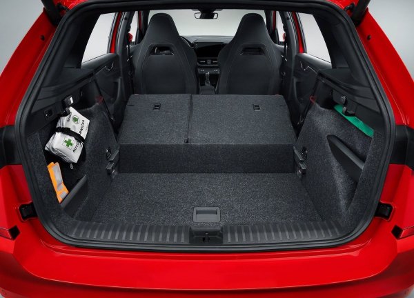 Чешкият Kamiq споделя платформа и двигатели със Seat Arona, като двата автомобила имат еднакъв капацитет на багажното отделение. Интериорът е използван много добре, което е типично за всички модели на Skoda, благодарение на тяхната система Simply Clever, предлагаща  решения за улесняване на водача и пътниците.