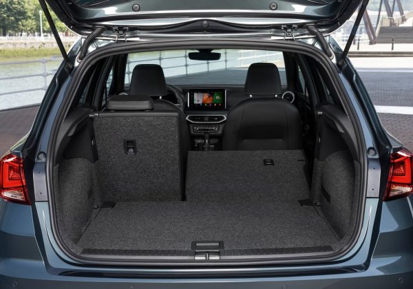 Испанският модел разполага с багажник с обем 400 литра. Наскоро Arona претърпя фейслифт, който засегна именно системата X-Perience, позволяваща по-лесното и по-удобно превозване на багаж. Както и предишите два модела, така и този на Seat използва платформата MQB A0, но с различни настройка на шасито.