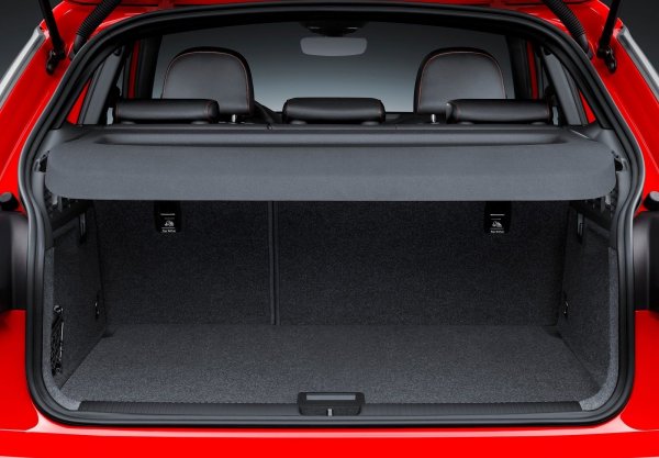 Единственият премиум-модел в списъка разполага с багажно пространство от над 400 литра. При Audi Q2 то е с 5 литра повече, като това е най-завършеният модел от всички в класацията като оборудване и ходова част, която се предлага с три вида окачване - Standard, Sport и Adaptive. Кросоувърът се предлага и във високопроизводителна версия - SQ2, която развива 300 к.с.