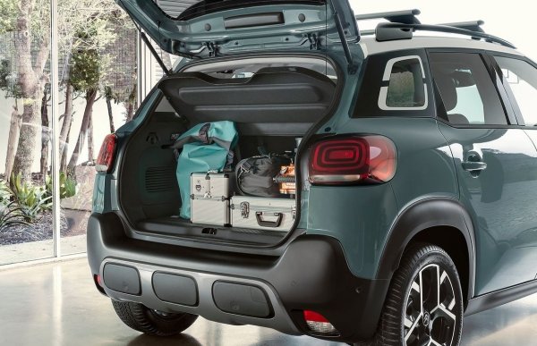 Друг SUV, произвеждан в Испания, е C3 Aircross, който наскоро получи сериозни промени в дизайна и техниката.  Що се отнася до багажника, той побира 410 литра, но може да достигне 520 литра, ако вторият ред седалки бъде преместен. Този модел се харесва също заради управлението му и икономичните двигатели.