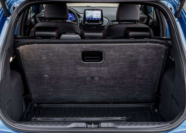 Най-обемният SUV, когато става въпрос за пренасяне на багаж, е Ford Puma. Този модел се откроява и с динамичното си поведение на пътя, тъй като разполага с шаси със спортна конфигурация. Колата има рекорден обем на багажник от 456 литра (в стандартните верии), като той е с пластмасов под, който лесно може да се мие. А под него има допълнително пространство.