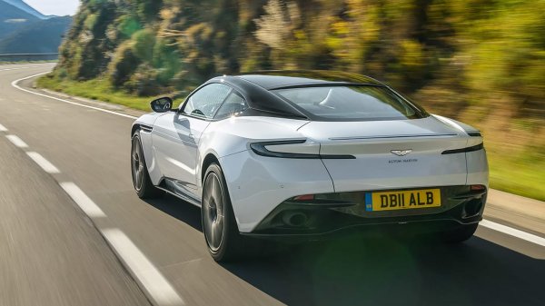 До появата на DB11 V8 в Evo не са били убедени в предимствата на новите турбо модели на Aston Martin &ndash; оригиналните настройки се оказали твърде меки, спортният режим втвърдява твърде много колата и т.н.
Точно V8 моторът обаче, отново от AMG, се оказа много по-подходящ за британското шаси, а по-ниското му тегло осигури много по-сигурна и предвидима работа на окачването, което досега имаше проблеми с килограмите на версията с V12 двигател.
