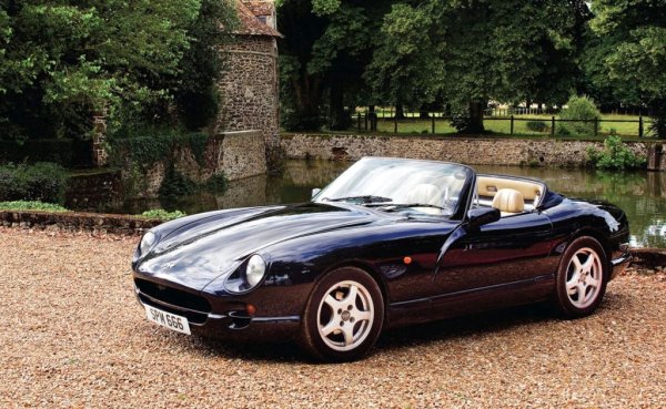 Ако търсите кола от 90-те, с която да ви забележат, TVR Chimaera е добър избор. Екзотичното британско спортно купе ползва V8 агрегати на Rover. Обемът на двигателите започва от 4 литра с 240 конски сили при най-малката модификация и стига до 5 литра с 340 коня при най-мощната. Екземпляр с десен волан може да бъде намерен за около 10 000 британски лири - към 12,000 евро. Което е по-евтино от най-базовата Dacia Sandero. Само имайте предвид, че TVR няма репутация за изключителна надеждност. Компанията отдавна не функционира, но на Острова все още се предлагат достатъчно резервни части. 
