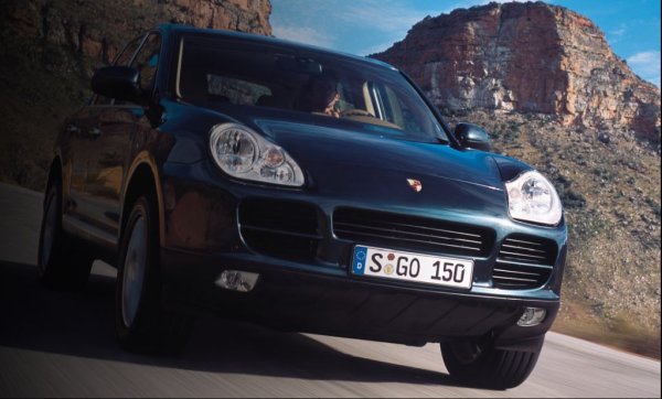 Като говорим за бързи SUV, да не пропуснем германското предложение - Porsche Cayenne Turbo (2003). То разполага с 4.5-литров V8 би-турбо двигател, произвеждащ около 450 к.с., и предлагаи динамика, сравнима със спортен автомобил. Въпреки размера си, Cayenne е изненадващо бърз и стабилен благодарение на адаптивното си въздушно окачване. В България такъв може да бъде намерен за приблизително 20 000 лева. Само имайте предвид, че разходите за поддръжка не са точно ниски.  
