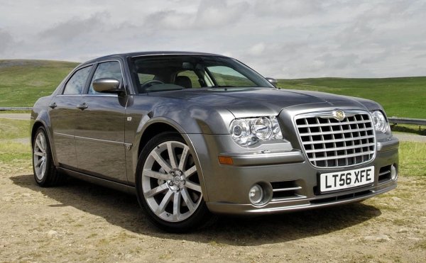 Не може да говорим за V8 и да не включим автомобили от Америка. Chrysler 300C SRT с 6.1-литров HEMI V8 двигател, осигуряващ 425 к.с. и суров, мускулест вид, е чудесен вариант. Той се отличава със запомнящ се V8 звук, просторен интериор и прилична надеждност. Цената за такъв върви около 15 000 евро в Германия.
