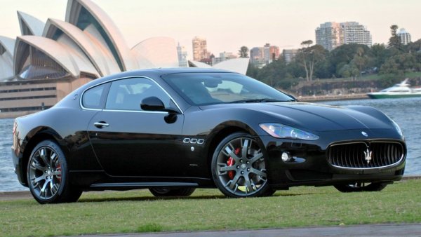 Италианците също имат какво да предложат, когато става въпрос за луксозни и бързи коли. Maserati GranTurismo първа генерация е италианско купе с 4.2-литров V8 двигател от Ferrari, предлагащо 405 к.с. и характерен рев. Освен че е красиво и бързо, Maserati има престижно излъчване. Поради тези причини и цената му е по-висока в сравнение с други конкуренти, притежаващи V8. В България има няколко оферти в рамките на 60,000 лева. В Германия намерихме и за 22,000 евро. Това е цената на бюджетен градски модел с 1-литров мотор в наши дни. Само си предвидете достатъчен бюджет за поддръжка. 
