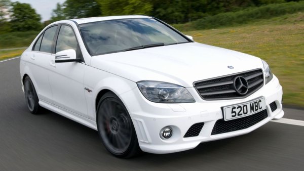 C-класата е най-масовият Mercedes в България, но в три четвърти от случаите е с най-малките бензинови и дизелови двигатели. Докато C63 AMG W204 е нещо съвсем друго: спортен автомобил с 6.2-литров атмосферен V8 от AMG, развиващ 457 к.с.. Двигателят има отличен звук, ускорява агресивно и върви с класическо задно предаване. По-ранни и с голям пробег екземпляри от този звяр могат да бъдат купени за 35 000 лева.
