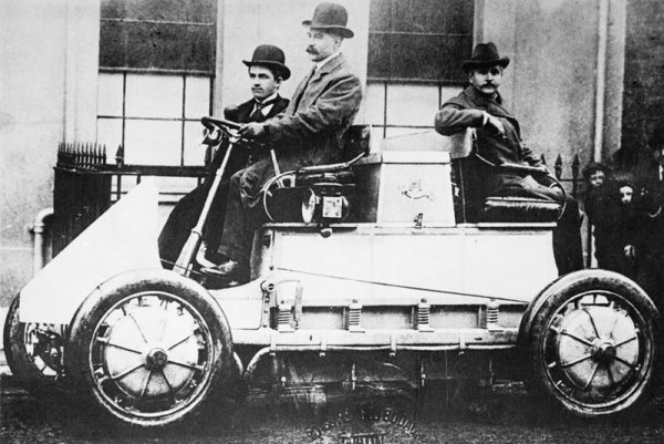 Един от най-ярките примери е хибридната система, която става все по-популярна. Само, че тя е създадена преди повече от век от австрийската компания Lohner с помощта на Фердинанд Порше. Още през 1900 г. е са направили автомобил с бензинов двигател с мощност 3,5 к.с. и 4 електромотора - по един във всяко колела (на снимката). За времето си тази конструкция е възприемана като куриоз - тя е впечатляваща, но не е нужна на никого. Едва 50 години по-късно тя се появява отново, но на различно техническо ниво.
