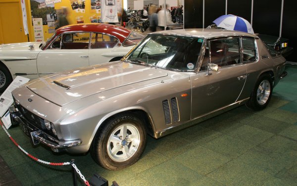 Автомобилните системи ABS се появяват при масовите автомобили през втората половина на 70-те годии. Първият сериен модел с тази технология обаче се появява още през 1966 г. Това е британският Jensen FF (на снимката), чиято ABS е направена от компанията Dunlop. Системата е взаимствана от самолет и е доста груба, но все пак работи.
