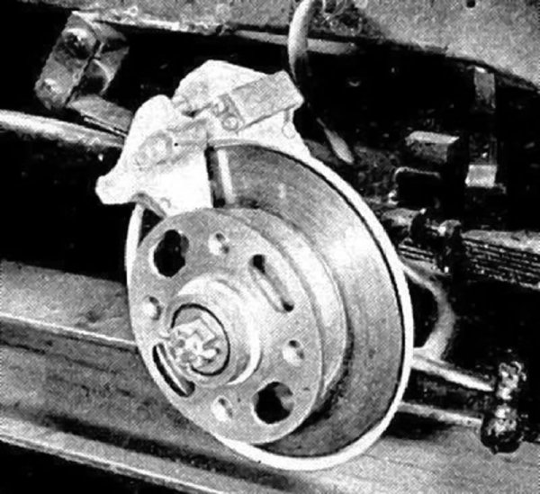 Дисковите сирачки на спортните модели на Jaguar от началото на 50-те години се приемат като сензация. Постепенно тази конструкция се пренася на модели от всички класове. Малцина обаче знаят, че тя всъщност се появява за първи път още през 1902 г. на автомобилите Lanchester (на снимката), но скоро се оказва, че е напълно безсмислена, тъй като по това време колите развиват ниски скорости.
