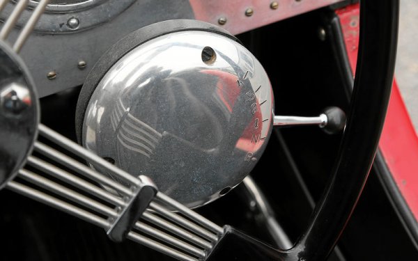 Първообразите на съвременните роботизирани скоростни кутии се използват от редица фирми още през 30-те години на миналия век. Вярно е, че при тях педалите също са три, но скоростният лост е заменен от малък превключвател на волана. Шофьорът избира следващата предавка, като я включва с натискане на съединителя. Един от първите модели с такава трансмисия е Alvis от 1935 г. (на снимката).
