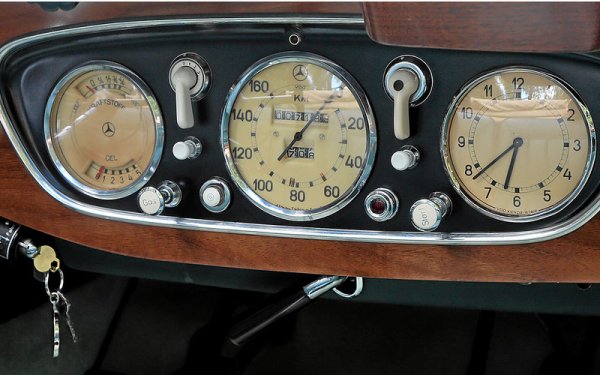 В началото на настоящия век фирмите масово рекламират своите модели със стартиране на двигателя от бутон, но това е използвано още през 30-те години на миналия век, при това от голям брой автомобилни производители. Сред първите компании, които избират тази система за своите модели, е Mercedes-Benz (на снимката).
