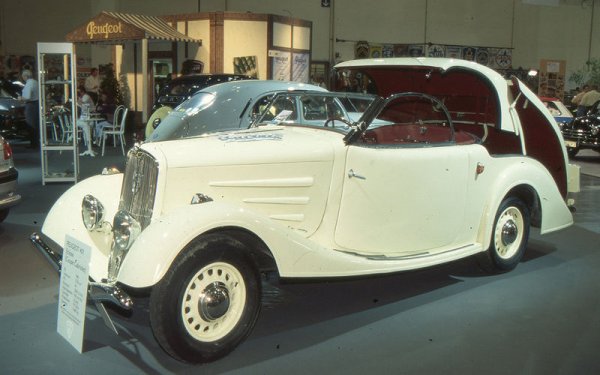 Първият кабриолет с твърд покрив, който се прибира автоматично с помощта на електрическа система, се появява още през 1934 г. Компанията Peugeot прави опит да пусне в производство версия на свой модел - 401 Eclipse (на снимката), но търсенето е слабо. Аналогична конструкция в края на 50-те години "изобретяват" американците, а малко след това прибиращият се покрив престава да се сита за екзотика.
