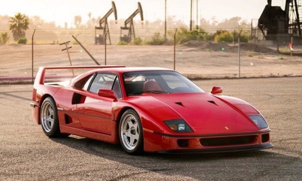 Първият автомобил в света, който преминава границата от 200 мили в час (321 км/ч), е Porsche 959 през 1986 г. Само година по-късно излиза легендата Ferrari F40, което подобрява този рекорд. Благодарение на 2,8-литровия си битурбо V8 мотор с мощност 484 к.с. колата развива 325 км/ч.