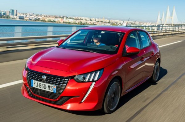 Няколко месеца френският модел бе номер 1 на пазара, но отстъпи на VW Golf през май и юни. Все пак 208 има над 34% ръст спрямо миналата година.
