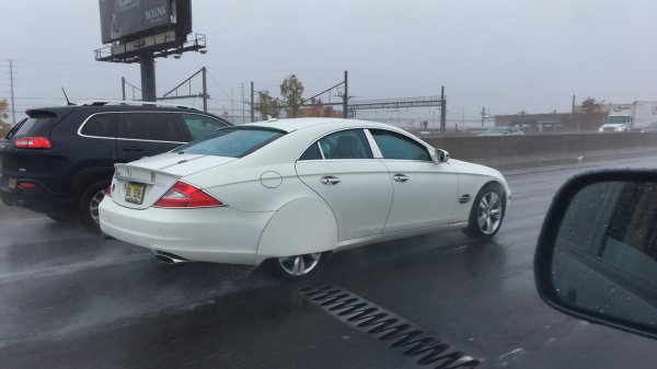 Собственикът на базираното в Ню Джърси купе с четири врати CLS, обаче, изглежда живее в различна епоха. В желанието си да върне модата за красиви обтекаеми странични стени на калниците, той създал това, което може би е най-грозният CLS на света. И след това "довършил" колата с хромирани облицовки и емблеми на AMG.