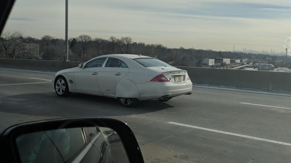 В богатата история на Mercedes-Benz има много модели, чиито ефектни каросерии се гордеят със скрити задни арки. Такива са например роудстърът на SSK от 1930 година или изработеното по поръчка купе 500K от същото десетилетие.

Но съвременните машини на Mercedes вече не крият колелата под облицовки, а напротив, демонстрират по всякакъв начин на обществеността своя дизайн и размери.