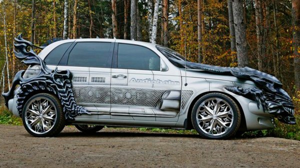 Вместо обичайните капак и предна оптика, към зрителите се е вторачила глата на Пришълеца, а от "очните дъна" на предните фарове се протягат ръцете на извънземния нашественик, държащи кръгли светлини. С вида си чудовището  явно се опитва да обясни, че му е тясно под капака и напира да излезе. 

Извън бруталната "мацаница" на капака, този Chrysler получава доста по-конвенционален пакет за финализиране на екстериора - хромирани джанти, лек бодикит (опитайте се да го видите), аерограф и задно крило. Тунерите също заменят страничните огледала с малки камери за обратно виждане.