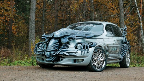 Този къстъм-автомобил е посещавал доста изложения в началото на века, като е дело на руското студио "Автотеатр". И дори е печелил редица награди - но не заради вида си, а заради аудиосистемата си.

Но не готината музика била основната характеристика на този Chrysler. Това, което отличава настоящия PT Cruiser от хиляди други по света, се описва с думите &bdquo;чудовище&ldquo;, &bdquo;ужас&ldquo; и &bdquo;кошмар&ldquo;.