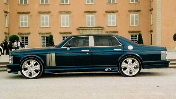 За да придаде по-стремителен облик (с огромните фарове и стопове на всъдехода), покривът е трябвал ода бъде свален с 6 сантиметра, а колелата, точно наобратно - да бъдат увеличени. Изборът пада на 20-инчови джанти с 5 спици. Трудно е да се говори за хармония на външния вид, но трябва да отбележим, че причудливият екстериор на автомобила не се превърнал в пречка по пътя към славата.

Наречена Mentally Insane, лимузината не само посетила партитата на ценители на Bentley, но и се озовала в гаража на ценителя на автокласиките и шоумен Крис Евънс. Бившият водещ на шоуто TopGear платил само 17 000 лири за луксозното недоразумение, като се надяваме, че го е сторил само да го скрие от очите на хората завинаги.