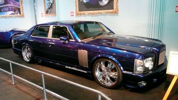 Изглежда, че ако комбинирате британско с британско, автентичният, пълен със стил и вкус резултат ще е вдими. Но ето какво може да се получи, когато мечтаете за луксозен хибрид между Range Rover и Bentley и след това изпълните мечтата си. За щастие проектът за лимузина с лице на SUV е единственият в тази галактика.

Автомобилът е създаден от известния персонализатор Анди Сондърс, автор на много грандиозни шоу автомобили и специални хот-род машини. Маестрото взима за база Bentley Mulsanne Turbo 1983 г. и добавя детайли от Range Rover. А също и купчина части от Ford, Audi, Morris, Volvo, Mazda и Suzuki.