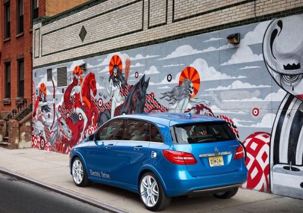 Германците са закупили акции в Tesla и двете компании работят по няколко проекта заедно. Mercedes обаче продава своя дял през същата седмица, когато B-Class Electric Drive е пуснат на пазара,  двете страни губят интерес да разширяват сътрудничеството си, а третото поколение на B-Class все още няма електрически вариант.
