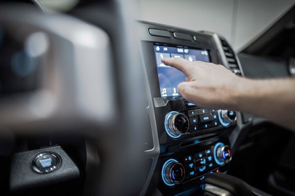 Модните мултимедийни системи с големи екрани изглеждат готино, разбира се, и могат да правят много неща, но нека сме откровени - дони те не могат да достигнат функционалността на съвременния смартфон. Така че основните им функции си остават радиото с USB порт, Bluetooth и камерата за обратно виждане. Днес всичко това може да бъде допълнително инсталирано по всяко време, както в стандартната форма, така и като допълнително оборудване. 