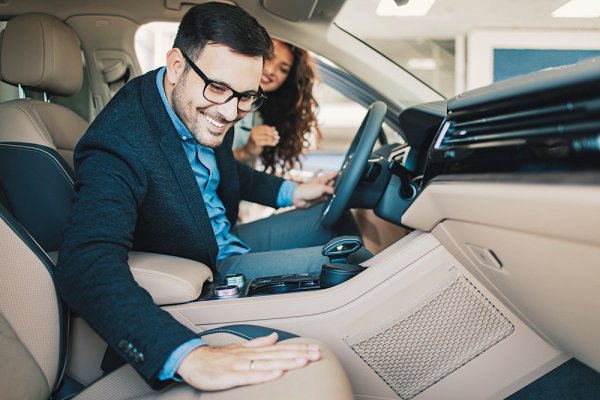 Задължителен атрибут на високото оборудване или в бизнес и премиум моделите. Всъщност, тази опция е доста противоречива. Първо, само скъпи автомобили могат да се похвалят с наистина висококачествена кожа, а в масовия сегмент и често дори в бизнес класа се използва изкуствена с различна степен на качество. Основният недостатък е некомфортното състояние на тялото зиме и лете. Докато подгряването на седалката спасява през зимата, но вентилацията не е чак толкова разпространена и собствениците излизат от такива автомобили през лятото с мокри гърбове. Тези, които не си представят колата без кожа, винаги могат да си поръчат някое ателие да му претапицират салона.