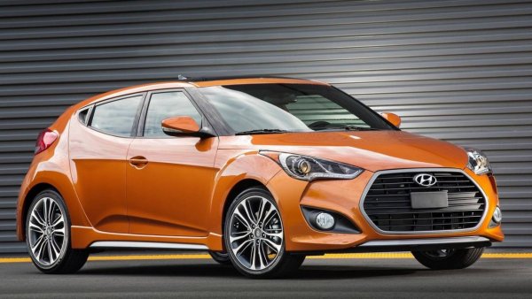 Окей. Начинът, по който вратите на това странно купе с дължина 4,22 метра се отварят, не е нищо особено ... освен, че от дясната страна има врата за задните пътници, а от ляво няма. Това не е съвсем обичайно.