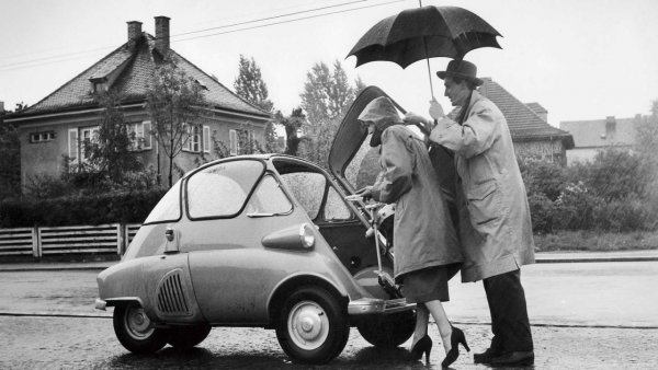 Може да не е първата кола, която ви идва наум, когато си помислите за BMW, но произвежданата по италиански лиценз Isetta беше моделът, който "рестартира" германския производител след Втората световна война. Малък градски модел с дължина 2,28 метра, задвижван от 250 и 300 кубикови двигатели от мотоциклетите на марката. Голямата му особеност? Моделът е известен като "балончето" или "яйцето" поради системата за предно отваряне на единствената му врата, в която е интегрирана и кормилната уредба.