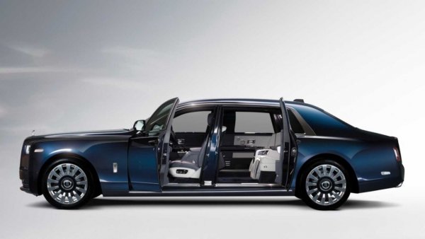 Да. Задните врати, които се отварят в обратна посока на движението, известни като самоубийствени, са често срещани: били са използвани от достъпни модели като Opel Meriva, спортни като Mazda RX-8, електрически като BMW i3 и луксозни като Rolls-Royce Phantom 2018. Но последните са допълнени от електрическа система, способна да отваря и затваря задните врати с натискане на бутон. Тези, които са ги пробвали, твърдят, че такова чудо няма никъде.