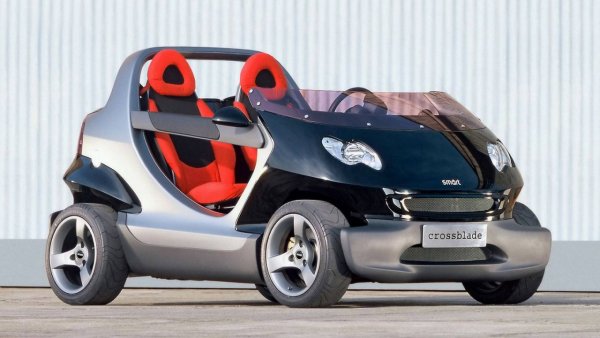 Smart, който няма покрив, предно стъкло и вратите? Това е smart Crossblade, двуместен автомобил, от който са направени само 2000 бройки. При него, както се вижда, летвите, служещи като опора за страничните огледала, са най-близкото нещо, което може да бъде наречено врата. Моделът е оборудван с малък бензинов двигател с работен обем от 599 кубика, развиващ 71 коня, достатъчен за максимална скорост от 135 км/ч.