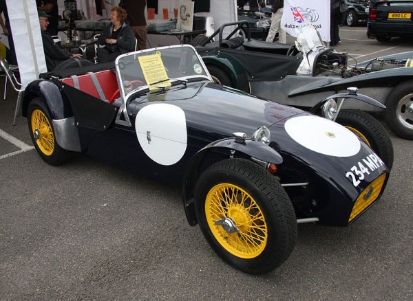 Lotus Seven, който е произведен само 2556 пъти от 1957 г. до днес, следва на трето място. Проектиран за клубни състезания, двуместният автомобил все още следва принципите на легендарния основател на Lotus Колин Чапман: състезателният автомобил трябва да бъде възможно най-лек и компактен.