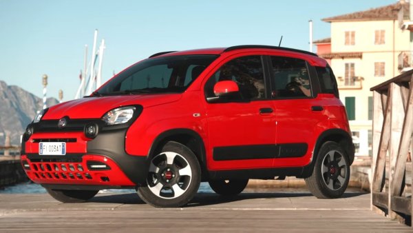 Същият проблем като при Citroen - основният дял от продажбите се пада на бюджетни модели, за които най-остро недостигат чипове. Fiat отчита 29% спад спрямо миналата година. Пазарният дял се свива с цели 0.9% и вече е едва 4%, един от най-ниските за последния половин век.
