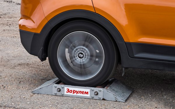 Оказва се, че трансмисията 4MATIC на Mercedes-Benz без принудителна блокировка на междуосевия диференциал и понижаващи предавки е толкова убедителна, колкото при кросоувърите и всъдеходите на същата марка.

Компанията Subaru има върху какво да работи по електрониката си, тъй като BMW доказва, че автомобил с електронно-управляема муфа и грамотно настроени електронни асистевни може да бъде далеч по-успешен, отколкто Audi и неговия самоблокиращ диференциал Torsen.

Корейско-канадската разработка разработка HTRAC (освен на Genesis тази трансмисия се постявя и на новите Tucson и Santa Fe) все още е далеч от нивото на най-добрите, макар и по-стари аналози.
