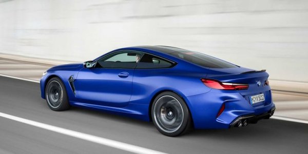 Всъщност, M8 е накъде по средата, от което моделът само губи. Задните седалки са тесни, но в същото време то струва много повече от M850i. Освен това, най-яростните фенове на BMW не са щастливи от факта, че то се предлага само със задвижване на четирите колела и автоматична скоростна кутия.