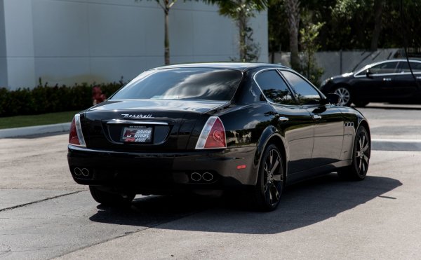 Ранните версии на модела бяха оборудвани с нестабилната и безполезна полуавтоматична скоростна кутия DuoSelect, а също така и интериор, при който отсъстваща всякаква логика за управление на системите. Прибавете и пропуските в качеството, както и лоша надеждност и ще получите Quattroporte, което в наши дни вече се продава за почти без пари.